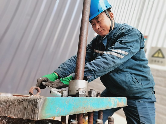 蔚州汽机班长李金良正在检测新工具的可操作性 - 副本.jpg