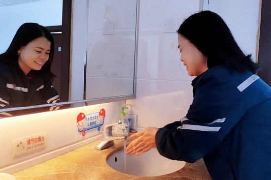 【幸福球王会】武安发电公司：暖心暖行让关爱升温 (1).jpg