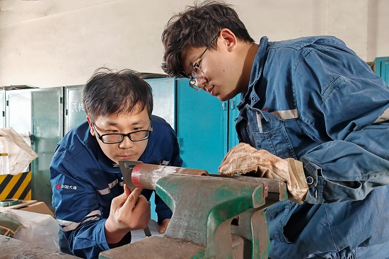 维护部锅炉专业主管正在检查指导青工阀门检修练习要点。 - 副本.jpg