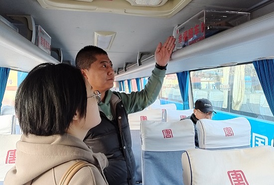 1708307077885014923.jpg 幸福班车上设置充电宝、雨伞等应急物品.jpg