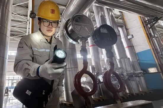 周靖搏正在检查厂用气系统管道压力 - 副本.jpg