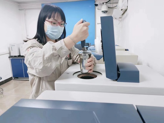 丰润热电公司：煤化验中的巾帼情2 - 副本.jpg