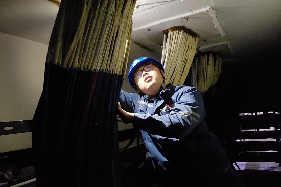 武安热控人员在电缆夹层检查穿线孔洞新敷设电缆 - 副本.jpg
