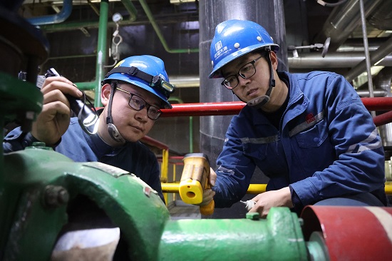 1713146243417044452.jpg 李志国(右一)和冯文辉(左一)在测量胶球泵轴承振动频次和温度 - 副本.jpg