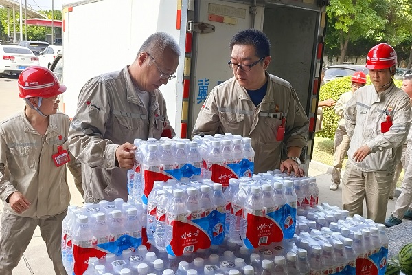 1719540678879037142.jpg 发放矿泉水.jpg