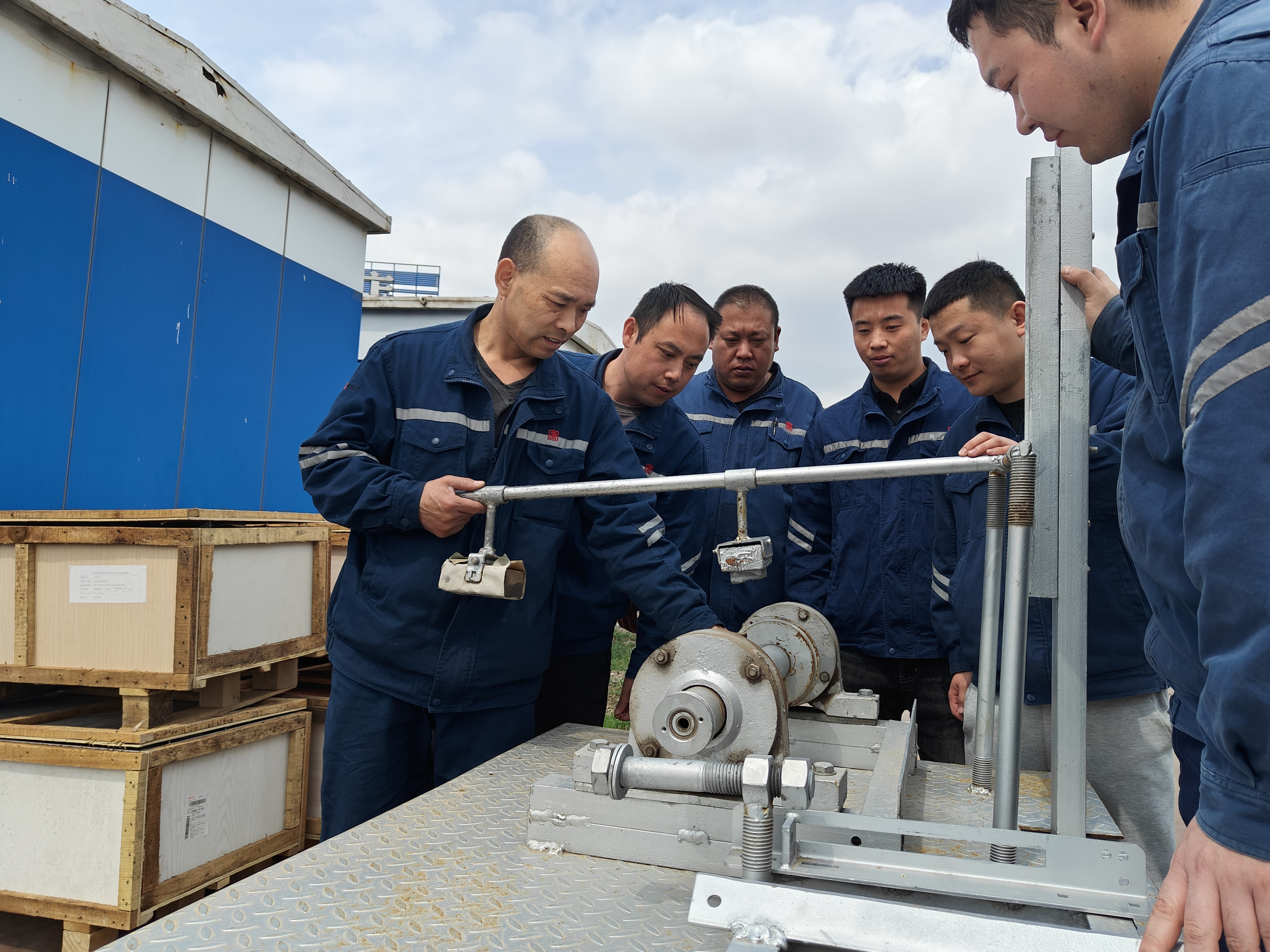 1720076385082052637.jpg 20240510,风机检修班班长丁带领班组成员调试自主研发的集电环打磨平台。马克拍摄.jpg