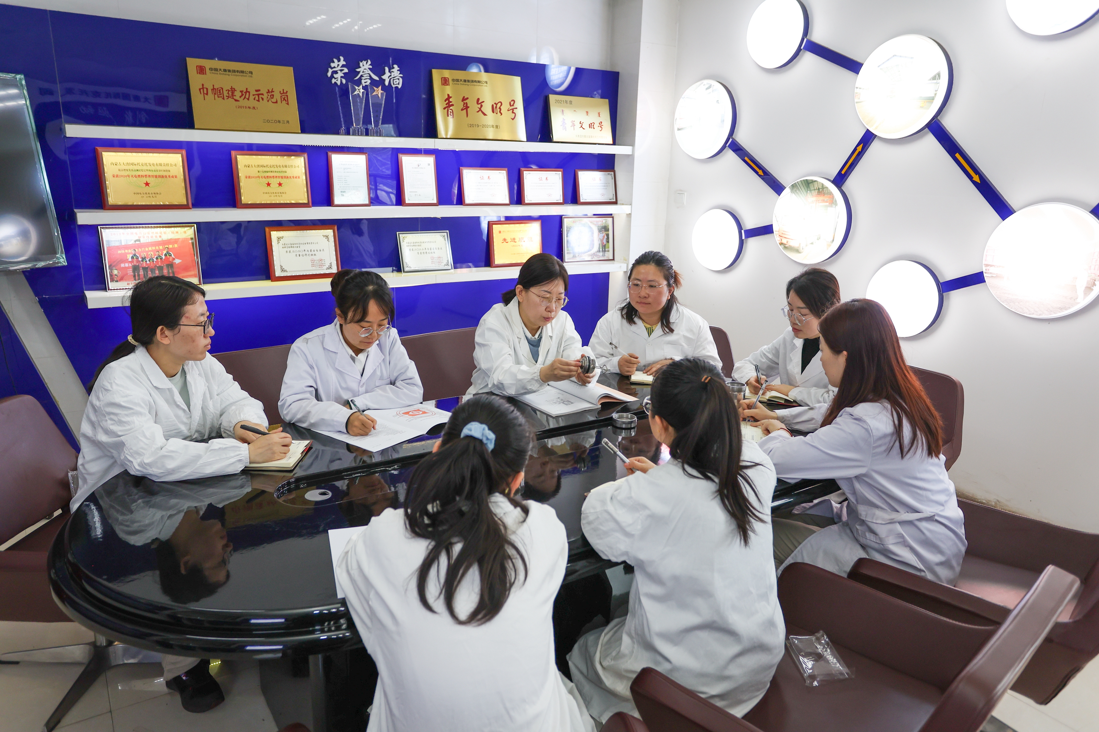 [球王会榜样]托克托发电公司燃料质检部煤化验班获“全国五星级班组” (4).jpg