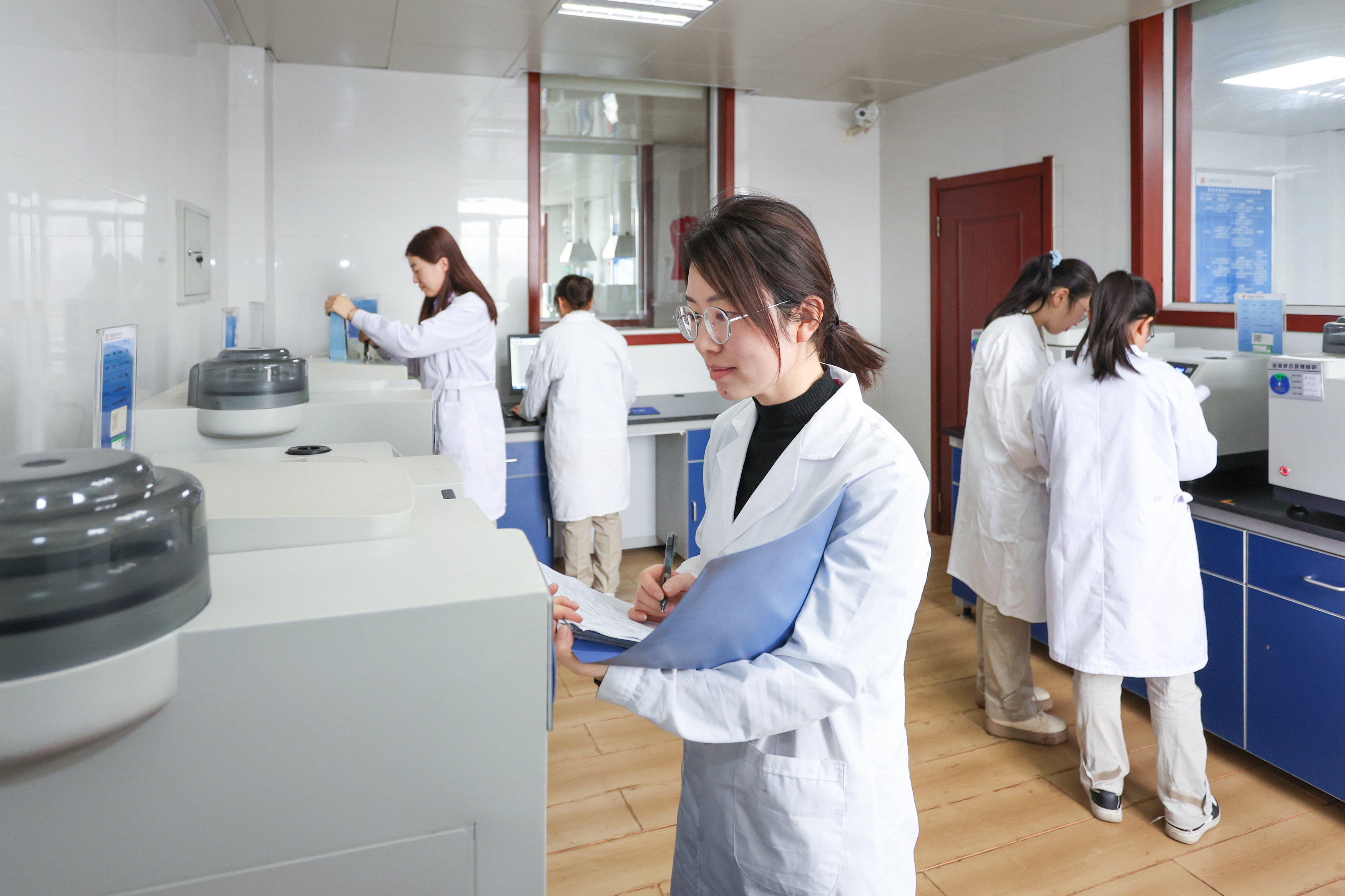 [球王会榜样]托克托发电公司燃料质检部煤化验班获“全国五星级班组” (2).jpg