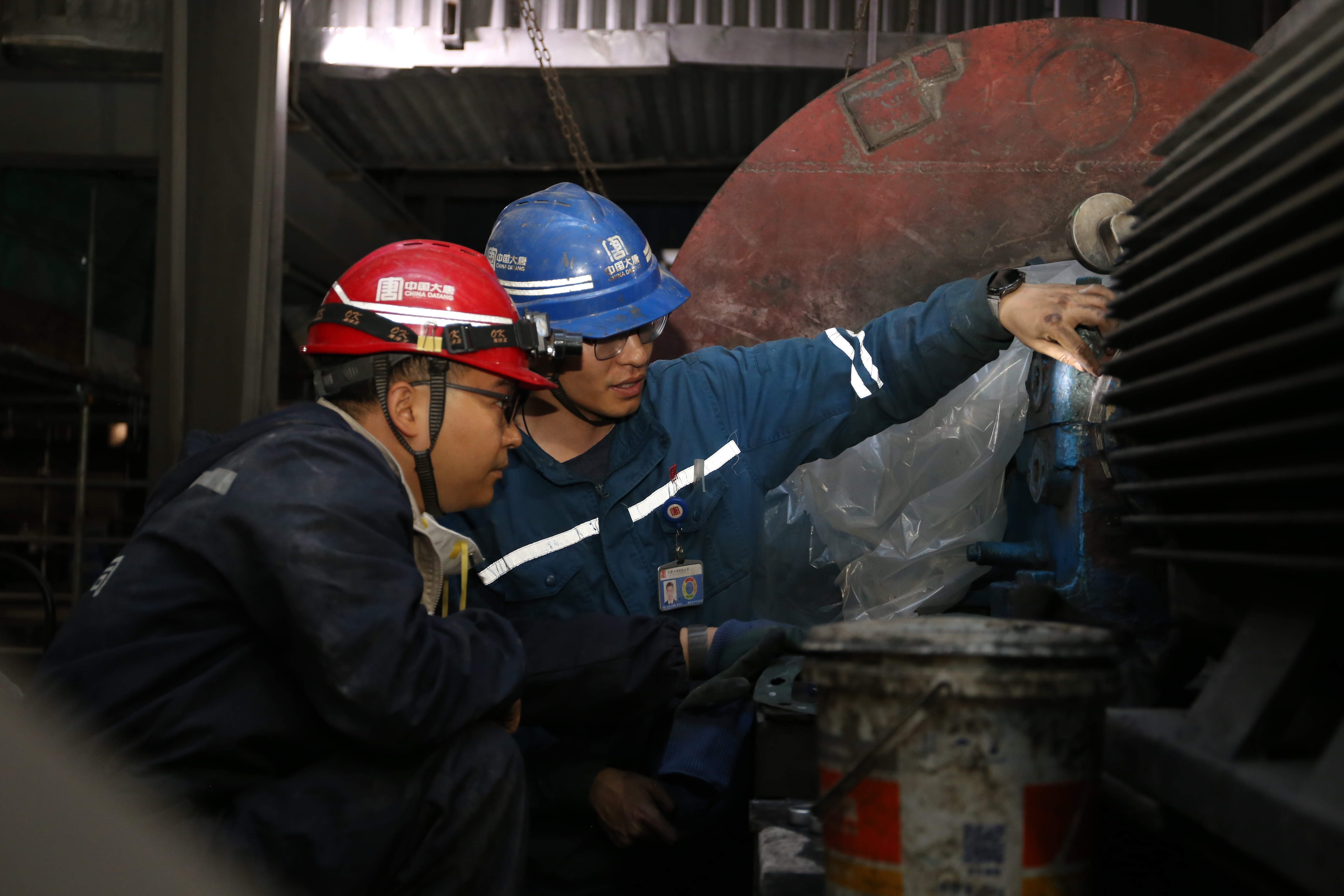 【新闻镜头】王滩发电公司：合力攻坚 精益检修5.jpg