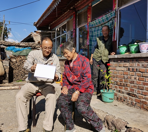 1733209804162090679.jpg 为村民讲解相关政策.jpg