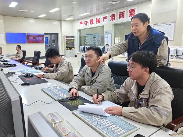 张家口热电公司 赵新春（站）.jpg