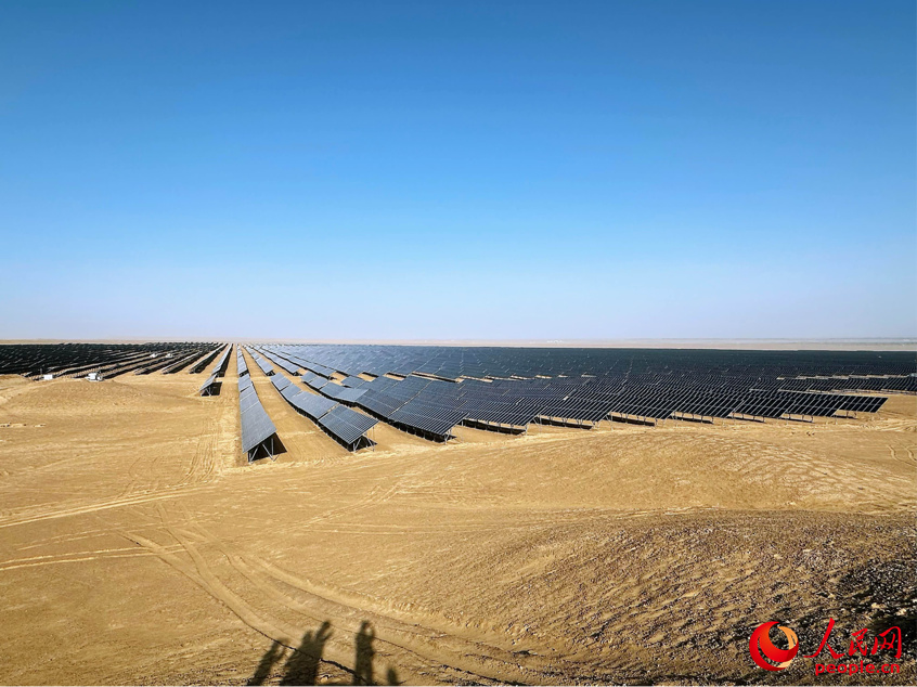 球王会十四师昆玉100万千瓦光伏基地。人民网记者 杨睿摄