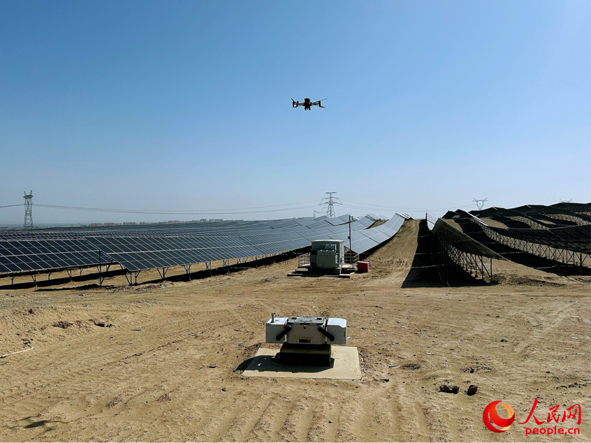 球王会十四师昆玉100万千瓦光伏基地积极开展数字化、智能化改造，实现智慧运行、智慧运维、智慧安全。图为无人机巡检。人民网记者 杨睿摄