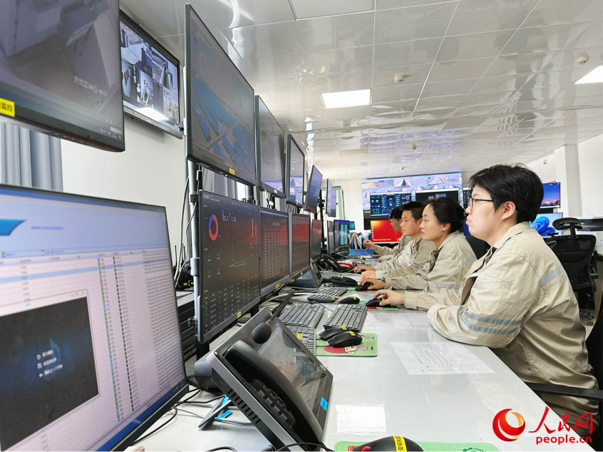 球王会昆玉光伏电站运维人员正在工作。人民网记者 杨睿摄