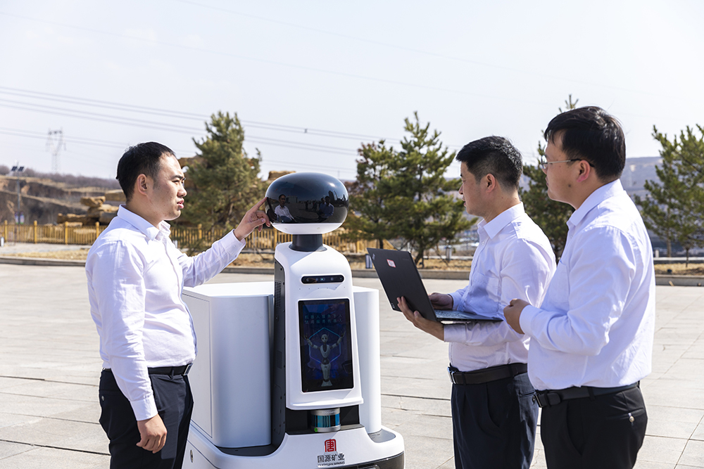 智慧联盟配图2:智慧联盟工作人员正在解决智慧园区安防机器常态化运行等技术难题。.jpg 智慧联盟配图2:智慧联盟工作人员正在解决智慧园区安防机器常态化运行等技术难题。.jpg