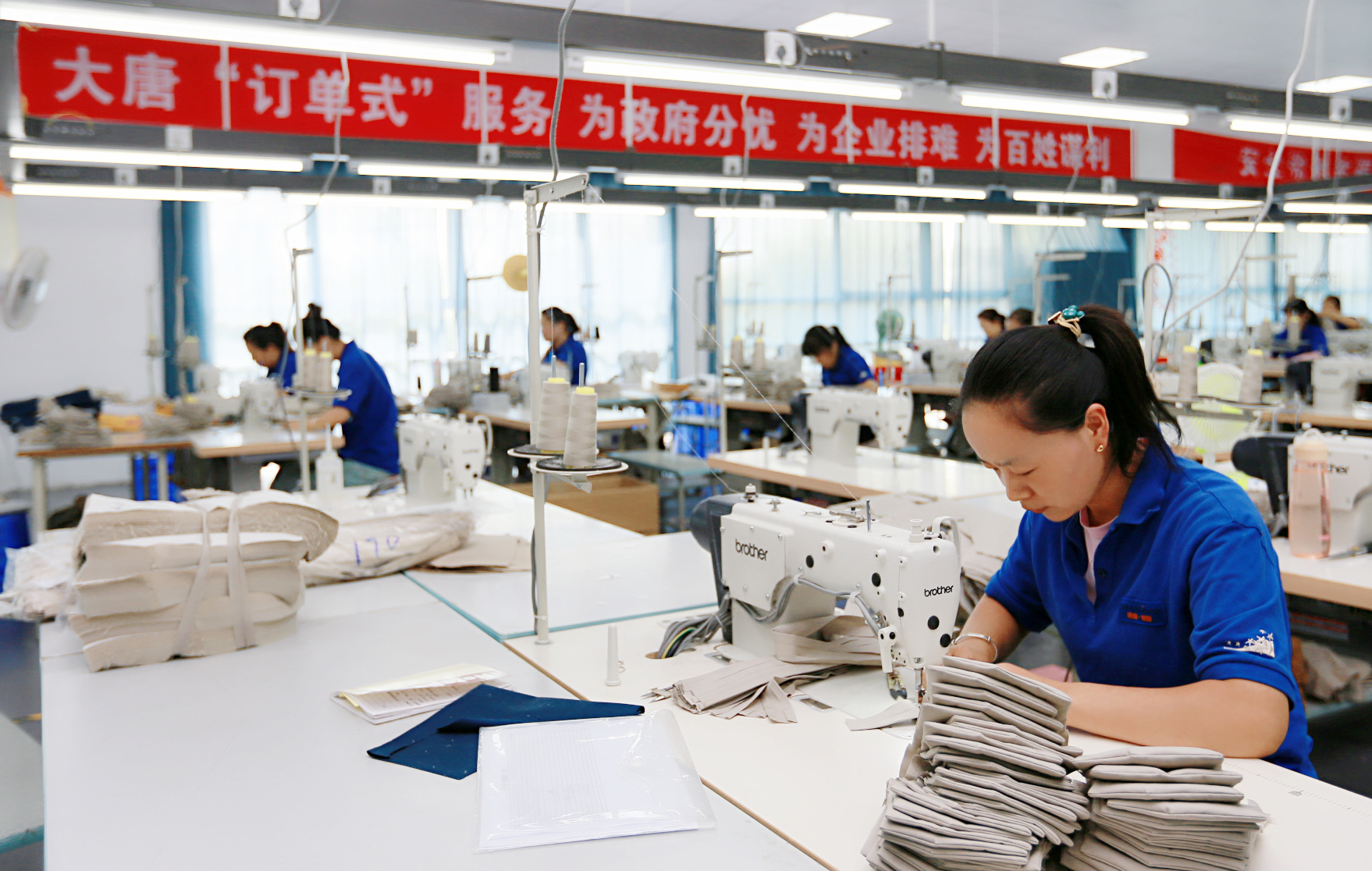 1662444624797099777.jpg 4.球王会体育官方网站引进“订单式”扶贫企业.,让异地搬迁群众实现家门口就业.jpg