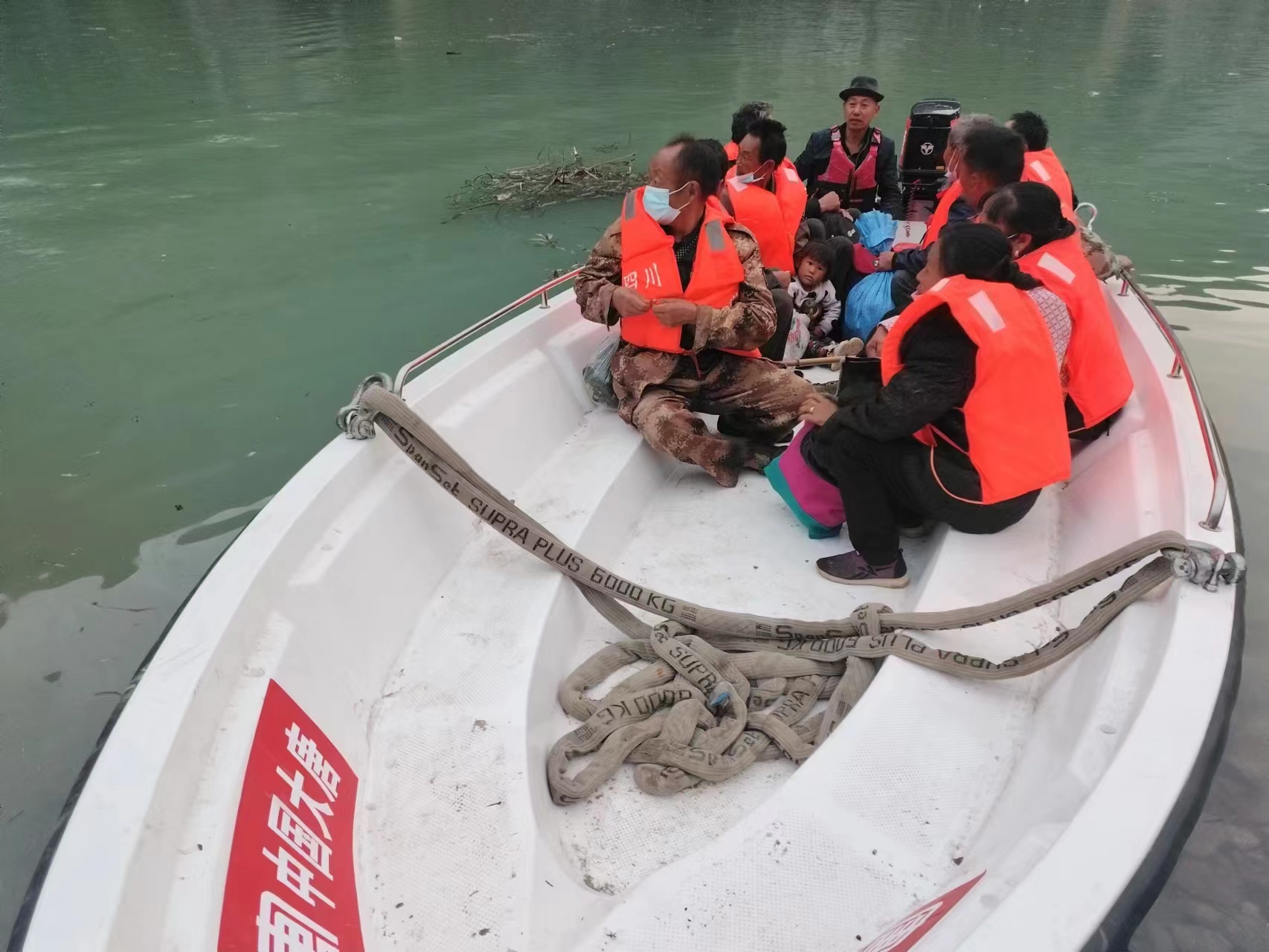 1663311638581085775.jpg 冲锋舟运送被困人员.jpg