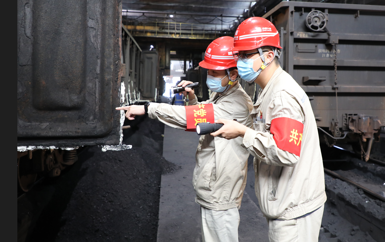 1669341924108052124.png 党员冲锋在前,攻坚克难。李鑫摄.png