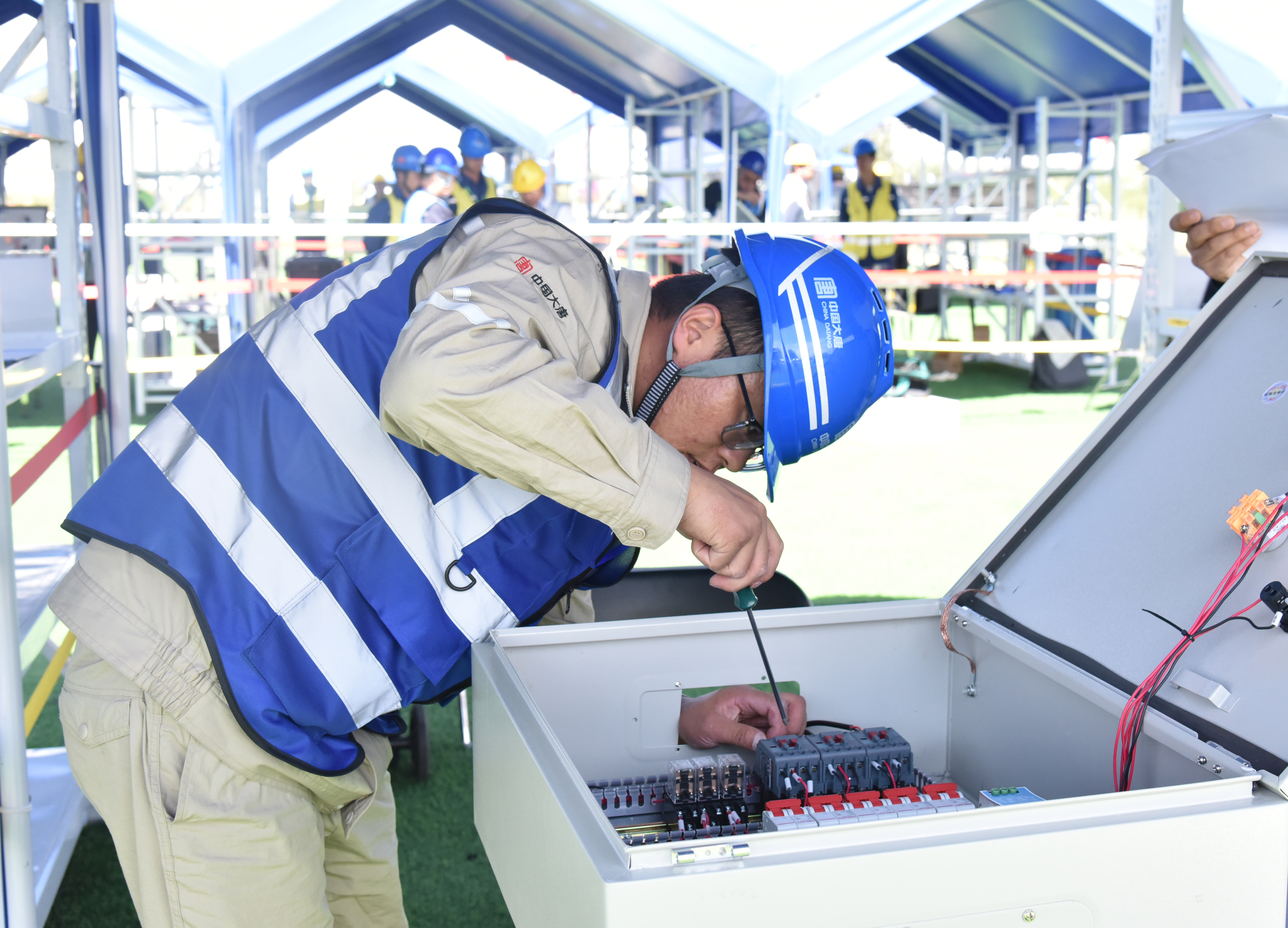 1692064118690040275.jpg 蔡成斌在全国光伏竞赛上开展实操.jpg