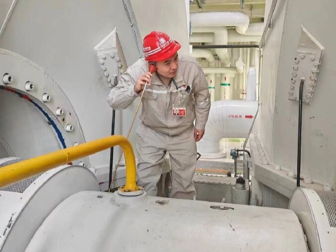 1708326159711080114.jpg 6-球王会东营发电公司职工现场检查机组振动情况.jpg