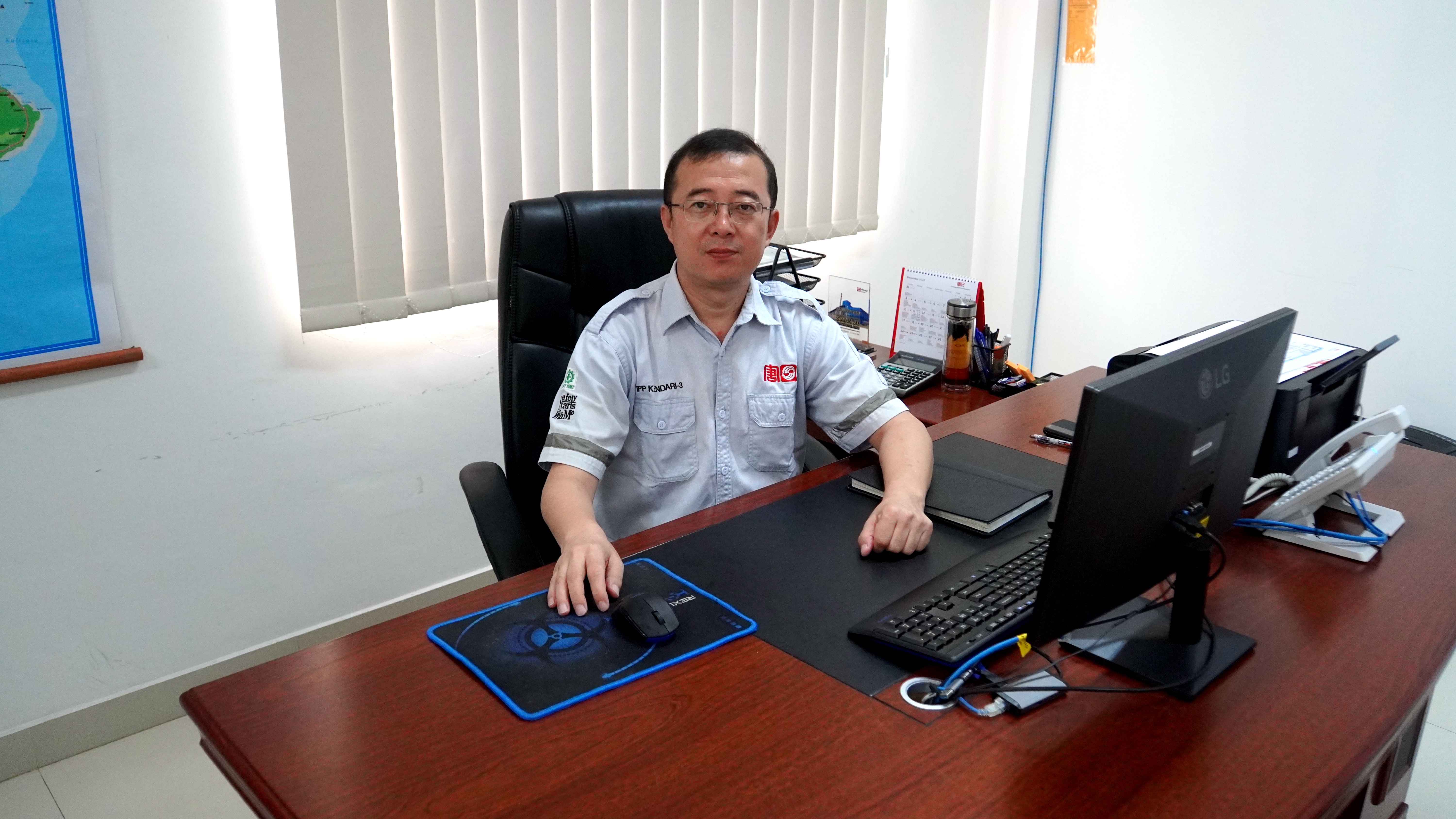 1715233132408082244.jpg 王全民在办公室.jpg