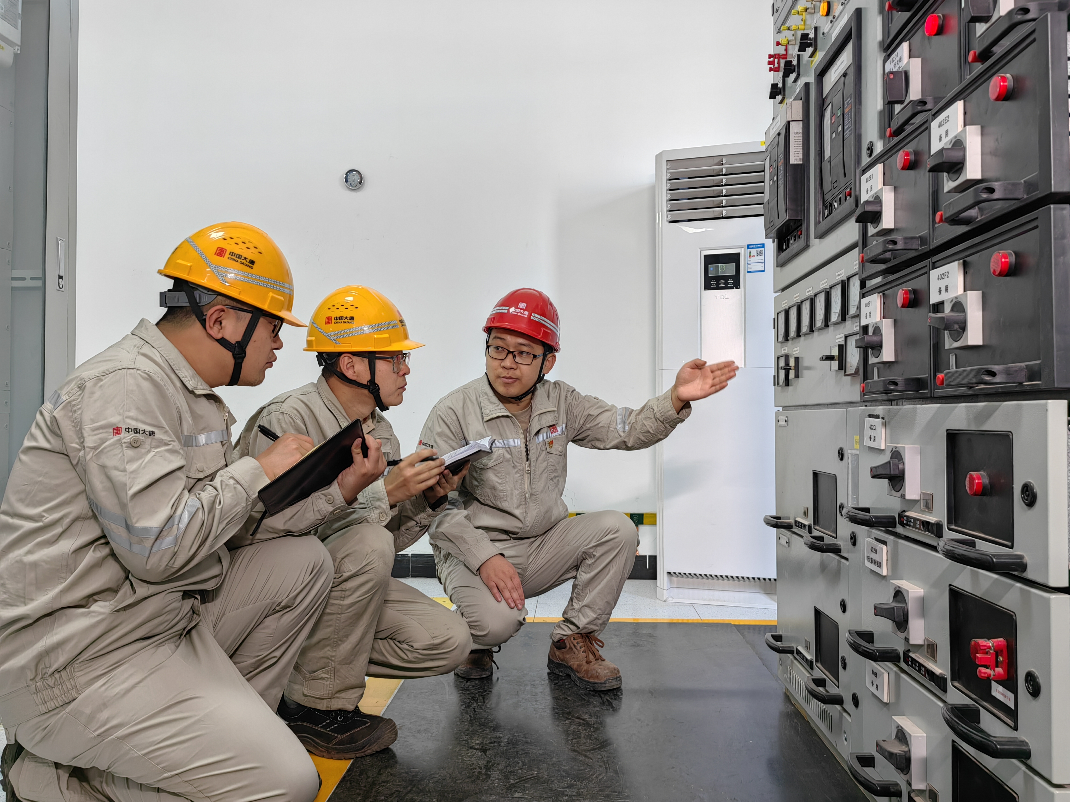 1718157715210064873.jpg 全国风电技能竞赛一等奖、金牌技工曹桢在讲授专业知识.jpg