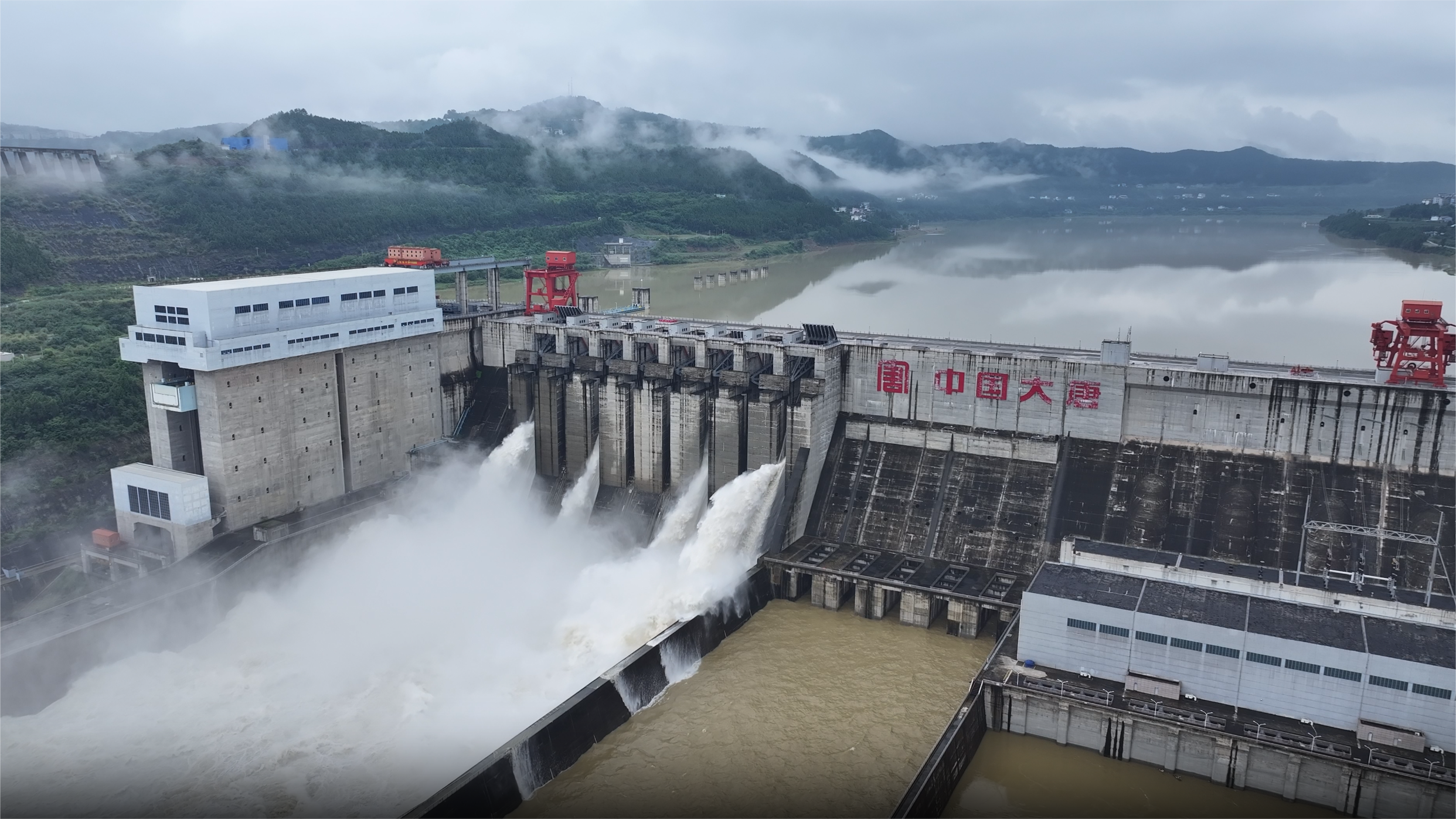 1721803296296012981.png 2024年7月,球王会亭子口水利枢纽泄洪场景。袁玉娇摄 (2).png