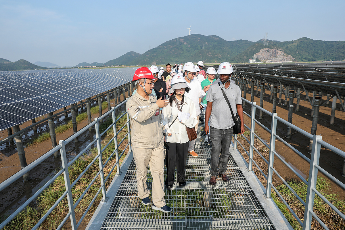 球王会长大涂光伏电站参观1a.jpg
